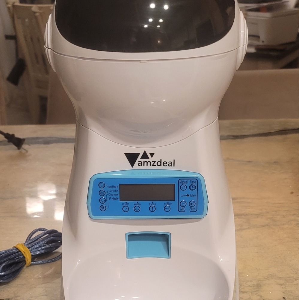 Automatic pet feeder